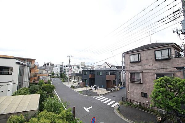 穏やかな街並みを一望しながら、爽やかな風と柔らかく降り注ぐ陽光を感じて頂けます。心地良い開放感が暮らしにゆとりと充足感をもたらします。