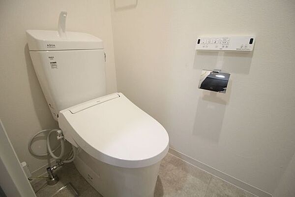 いつも清潔なスペースであってほしいのが毎日使うトイレです。掃除がしやすいのはもちろん、落ち着けるスペースにしたいですね。