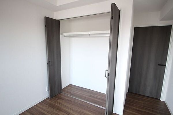 【クローゼット】洋服の保管やしまうスペースは大人1人につき約一畳分が理想です。通路を確保できればより快適に使いこなせます。