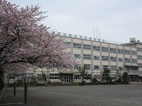 足立区立竹の塚中学校 810m
