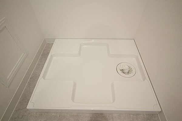 【洗濯機置場】パウダールームに設置されていて家事動線もスムーズです。