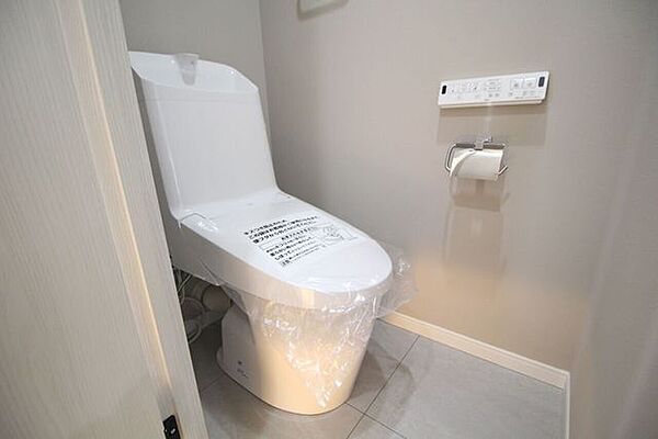 清潔感あふれるシンプルなデザインのトイレ空間。寛ぎのひとときを快適に過ごしていただけるよう、掃除がしやすく衛生的な設備を整えました。