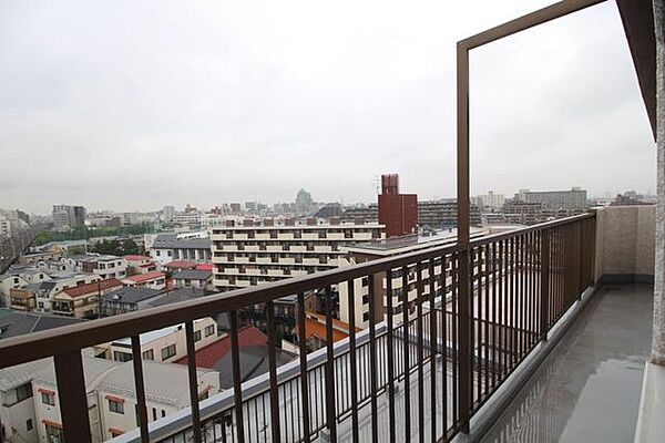 開放的な景色が一望できる広々としたバルコニーです。前面に高い建物がなく遮るものがないため、心地よい風と開放感を存分に感じていただけます。