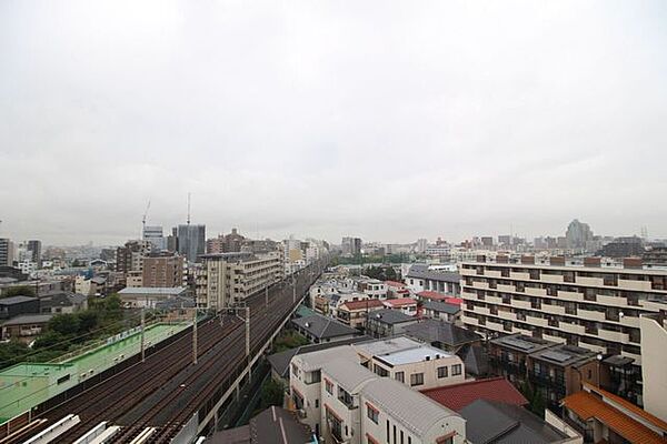 遠くまで見渡せる開放的なパノラマビューが広がる眺望です。遮るもののない抜けた景色が日常に開放感を与え、季節や時間帯によって移り変わる空の表情を気軽にお楽しみいただけます