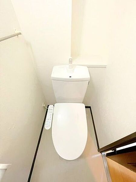 【温水洗浄便座のトイレ】トイレットペーパーの使用量を減らせるため、肌への負担が軽減されます！またトイレットペーパーの使用量が減ることで、経済的にも環境的にもメリットがあります♪