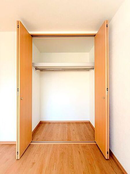 【クローゼット】扉付きのクローゼットは中を隠せるため、生活感を抑えた洗練された印象を保ちやすいです。また棚やハンガーラック、引き出しを設置するなど、自分の収納スタイルに合わせた使い方が可能。