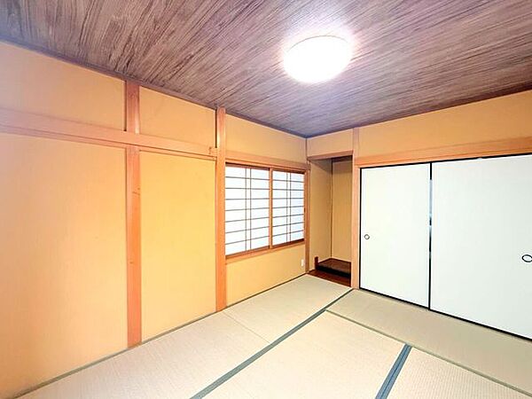 【1階にある6帖の和室】畳の部屋は、客間、お子さまの遊び場など用途に合わせて簡単に使い分けることができます。また和室は畳の柔らかな感触や木の香りが心地よく、リラックスできる空間を作り出します。