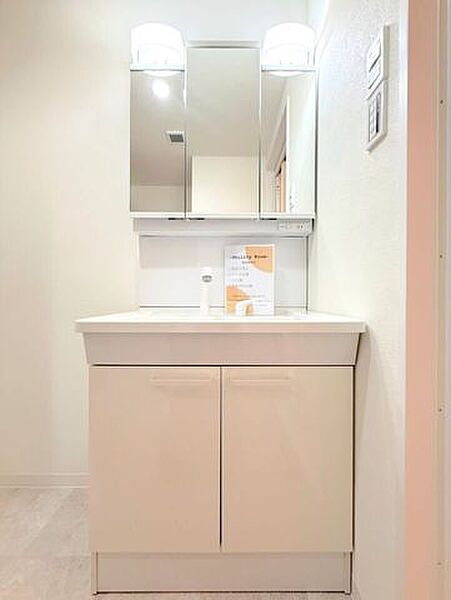 【三面鏡付き洗面台】三面鏡付き洗面台は合わせ鏡ができるので、後ろの髪型までチェックできます♪また鏡の裏に大容量の収納があり、収納物を隠すことが出来ます！