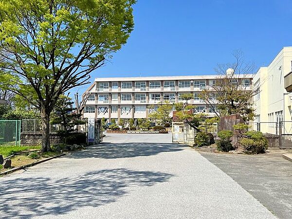 木曽川中学校約900人規模の中学校。「思考・実行・協力」を大切に、深く考えて表現する力や、最後までやりぬく力、協調・協力する心を育む教育に取り組んでいます。 1800m