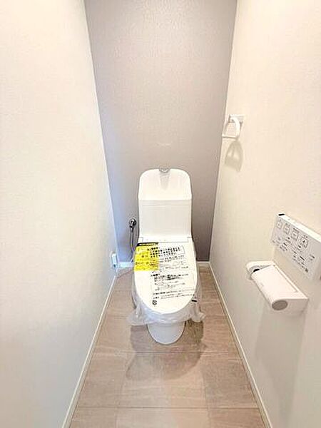 【温水洗浄便座のトイレ】トイレットペーパーの使用量を減らせるため、肌への負担が軽減されます！またトイレットペーパーの使用量が減ることで、経済的にも環境的にもメリットがあります♪