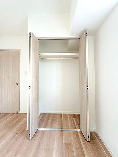 【クローゼット】扉付きのクローゼットは中を隠せるため、生活感を抑えた洗練された印象を保ちやすいです。また棚やハンガーラック、引き出しを設置するなど、自分の収納スタイルに合わせた使い方が可能。