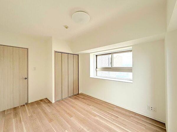 【洋室】部屋の広さが適度なため、家具の配置やインテリアデザインがしやすく、狭すぎず広すぎない居心地の良い空間を作れます。また収納が豊富な間取りで部屋が散らかりにくく、掃除や片付けが楽に♪