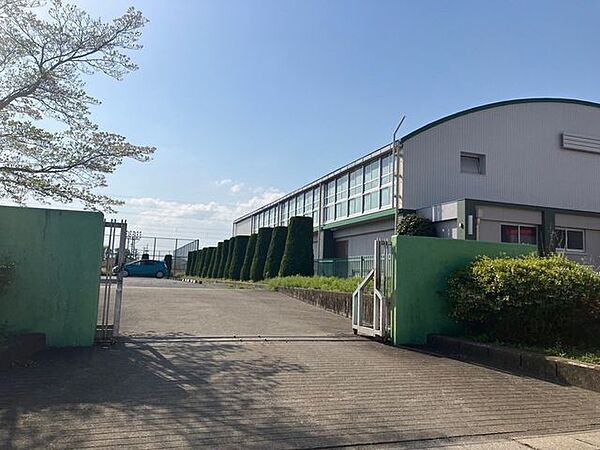 【浅井中小学校】約280人規模の小学校。一人一人の個性を大切にし、知・徳・体の調和を図り、学ぶ力や温かい心、健康でたくましい心身を育む教育に取り組んでいます。 1800m