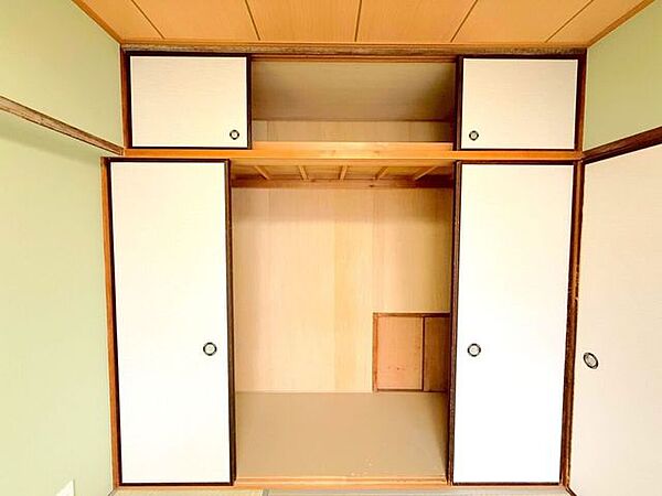 【大容量の押入れ】天袋付きで季節物の布団や大きな荷物もすっきり収納できます。お部屋を広々と使える便利な収納スペースです。