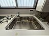 設備：【シンク】調理器具や大きなお皿も楽に洗える広々としたワイドサイズが魅力。水はねが気になりにくい深さもあり、毎日の洗い物や調理がスムーズにこなせます。
