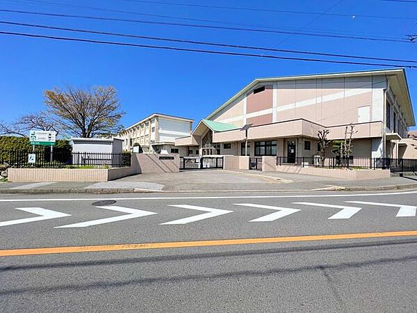 貴船小学校約480人規模の小学校。「自分がきらり・友達ときらり・出会った人ときらり」を大切に、互いに認め合い学び合う、心豊かで主体的な子どもの育成を目指しています。 160m