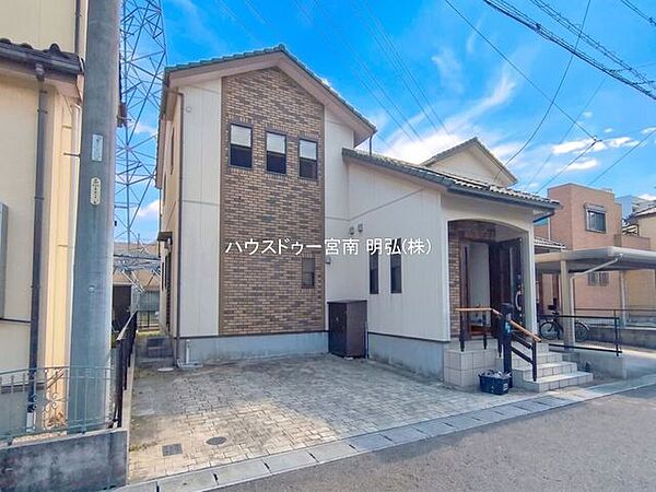 【将来まで安心、街並みに美しく映える立地】道路に対して並行・垂直に美しく整っているため、見栄えの良い外構やカースペースが特徴。将来的な資産価値としても目減りしにくい、安心感のある土地です。
