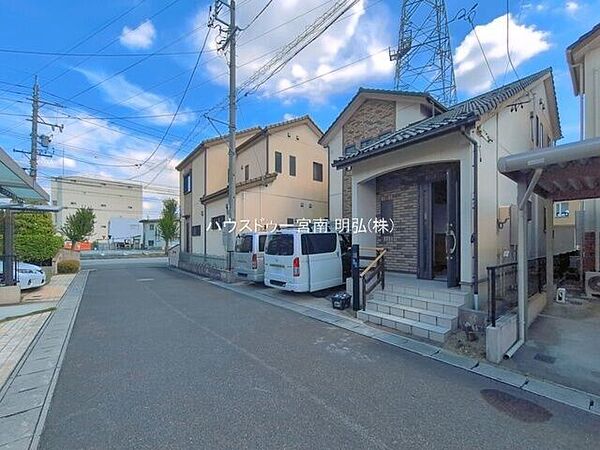 【利便性を兼ね備えた道路】通り抜けの車がスピードを出しにくいため安全性が高く、閑静な住宅街の良さを実感できます。日常の車の出し入れには十分な広さがあり、静かな暮らしとスムーズな駐車が可能です。