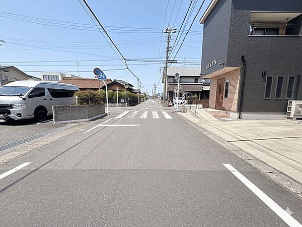 【利便性を兼ね備えた道路】通り抜けの車がスピードを出しにくいため安全性が高く、閑静な住宅街の良さを実感できます。日常の車の出し入れには十分な広さがあり、静かな暮らしとスムーズな駐車が可能です。