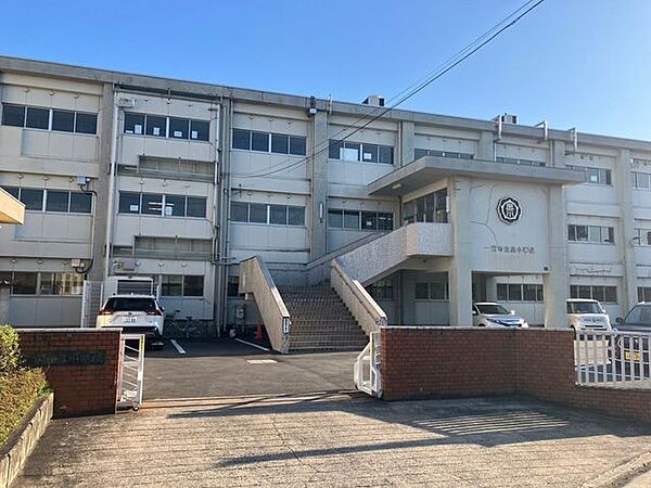 奥小学校【奥小学校】約690人規模の小学校。「日新」を校訓に、夢や希望を持ち日々成長する児童の育成を目指し、学ぶ力や思いやり、心身のたくましさを育む教育に取り組んでいます。 300m