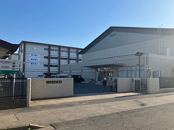 奥中学校【奥中学校】約420人規模の中学校。「奥道」を校訓とし、「学びあい・認めあい・輝きあい」を大切に、互いに学び、認め合いながら、一人ひとりの良さを伸ばす教育に取り組んでいます。 850m