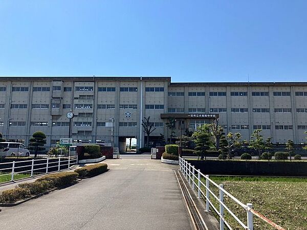 大和南中学校【大和南中学校】約150人規模の中学校。「至誠・自律・敬愛」を校訓に、誠意をもって人と接する心や、目標に向かって粘り強く行動する力、互いの長所を認め合う心を育んでいます。 900m