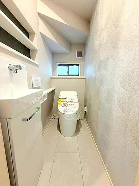 【温水洗浄便座付きトイレ】トイレットペーパーの使用量を減らせるため、肌への負担が軽減され、特に敏感肌の方に適しています！また、経済的にも環境的にもメリットがあります♪
