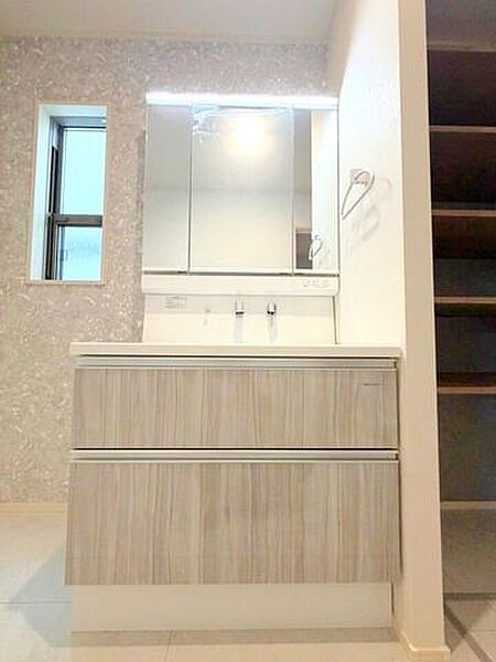 【三面鏡付き洗面台】三面鏡付き洗面台は合わせ鏡ができるので、後ろの髪型までチェックできます♪また、鏡の裏に大容量の収納があり、収納物を隠すことが出来ます！