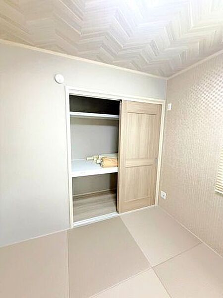 【奥行きのある和室収納】上下に分かれた棚で、来客用のお布団や季節の衣類、大きな荷物も無理なく収まる奥行きを確保。オシャレな扉で、生活感を隠しながら和室をいつも綺麗で広い空間に保てる便利な収納。