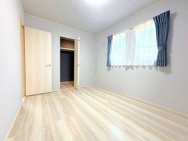 【洋室】部屋の広さが適度なため、家具の配置やインテリアデザインがしやすく、狭すぎず広すぎない居心地の良い空間を作れます。