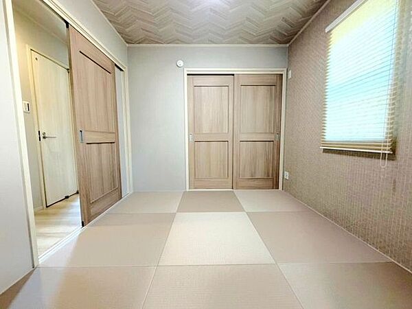 【和室】畳や障子は湿気を吸収したり放出したりするため、部屋の湿度を自然に調整してくれます。また、畳の柔らかな感触や木の香りが心地よく、リラックスできる空間を作り出します。