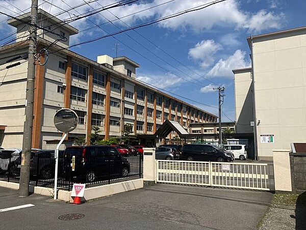 南部中学校【南部中学校】約850人規模の中学校。心身の健康と知・徳・体の調和を大切にし、自律的に学ぶ意欲や豊かな人間性、高い志を持って最後までやり抜く力を育む教育に取り組んでいます。 1100m