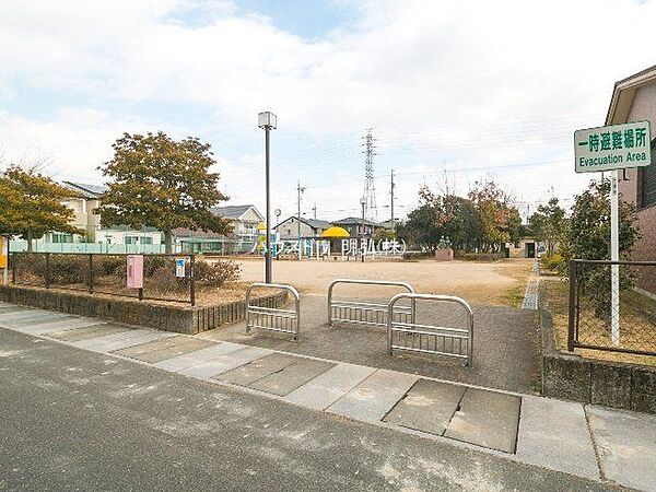 ひまわり公園身近な場所に豊かな緑を感じられるスポットがある環境は、日々の暮らしに潤いを与えてくれます。毎日の気軽なお散歩コースや、休日のお出かけ先としても最適で、心地よい時間を身近で満喫できる環境…