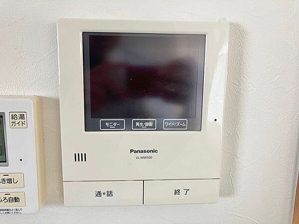 【モニター付きインターホン】ドアを開ける前にモニターで訪問者の顔を確認できるため、安全性が向上します。また直接顔を合わせることなく訪問者を確認できるため、個人情報の保護にもつながります。