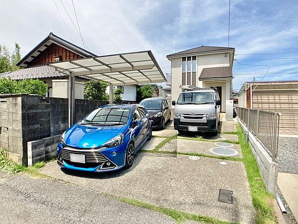 【駐車3台可能】敷地内にはゆとりあるスペースが確保されており、普通車を最大3台まで駐車可能です。複数台の所有や来客時のお車にも安心のゆったりとしたカースペースとなっています。