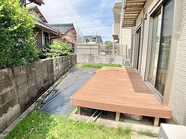 【ウッドデッキ】リビングから直接出入りできます。日当たりが良く、洗濯物を乾かす場所としてはもちろん日向ぼっこやちょっとしたカフェタイムなど、屋外での豊かな時間を楽しめます。