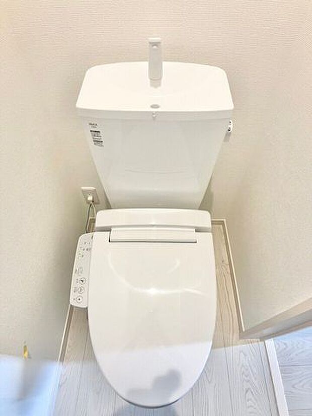 2つのトイレは、どちらも温水洗浄便座です。トイレは清潔に使用できます♪複数人が利用するご家族様向けです！