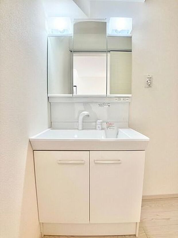 独立洗面台なので、収納も充実しています！朝の身支度にも大きな鏡でゆったりと支度ができます！また、湿気や温度の心配も必要ありません♪