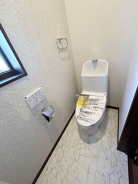 2つのトイレは、どちらも温水洗浄便座です。トイレは清潔に使用できます♪複数人が利用するご家族様向けです！