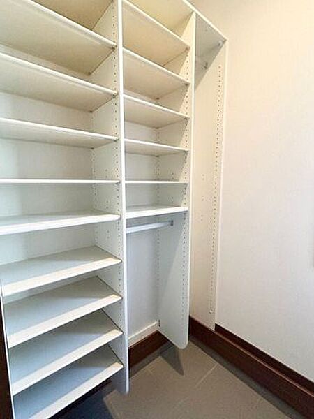靴はもちろんのこと、アウトドア用品なども収納することができます♪玄関土間収納があることで玄関がスッキリします！