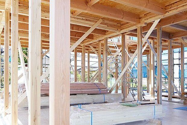 「木造軸組み工法」は土台、柱、梁などの住宅の骨格を木の軸で造る工法で、改良・発達を繰り返してきました。接合部には補強金物取り付け、床には構造用合板を使用するなど、強い耐震性・耐久性を発揮しています。