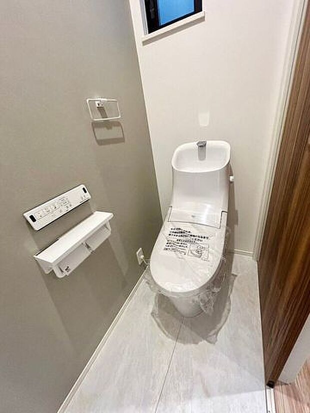 トイレは、どちらも温水洗浄便座です。清潔に使用できます♪