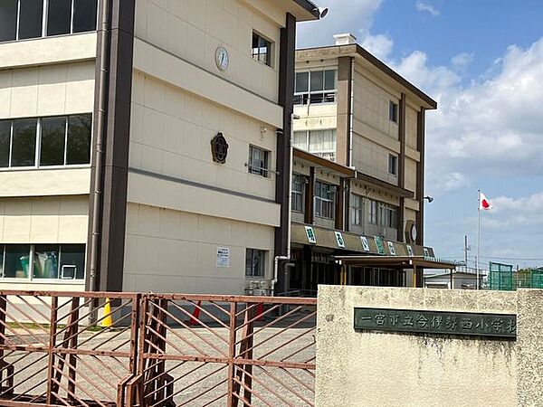今伊勢西小学校約460人規模の小学校。「進んで学びよく考える子・みんなのために尽くす子・心も体もたくましい子」を目指し、自立する力や協力する心を育む教育に取り組んでいます。 660m