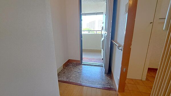 帰宅時も気持ちよく迎えてくれる、明るい印象の玄関です。