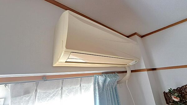 エアコン付きのお部屋で、暑い夏も寒い冬も快適に過ごせます。