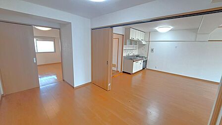 6.4帖のLDKと繋がっている部屋は、扉を開けておけば、約20.6帖相当の広々とした空間として使えます。普段は開放して大きなリビングにする使い方がおすすめです。