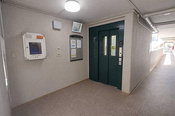 日々の昇降をサポートするエレベーターに加え、AEDも設置されており安全面にも配慮されています。