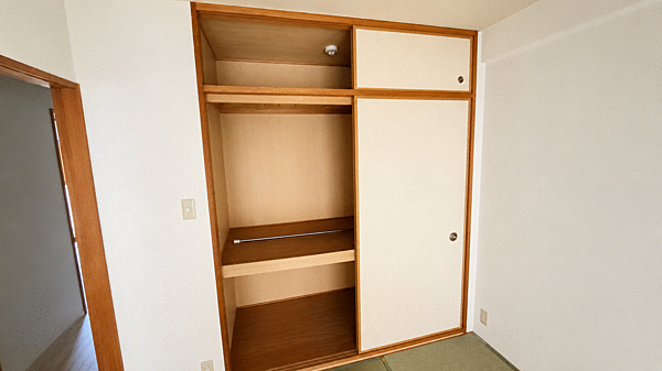 和室には収納力のある押し入れを完備。布団や季節用品などもすっきり収納でき、お部屋を広く使えます。
