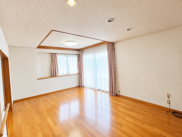 約23帖の広々LDK。家具を配置してもゆとりがあり、ご家族が集まる快適な空間です。