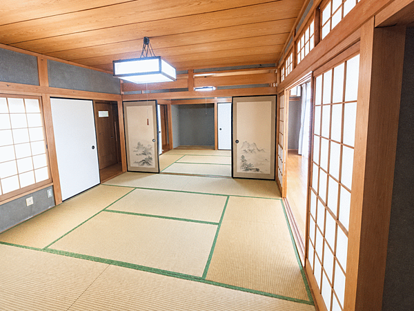 約8帖のゆったりとした和室。客間やくつろぎのスペースなど、さまざまな用途に利用できます。